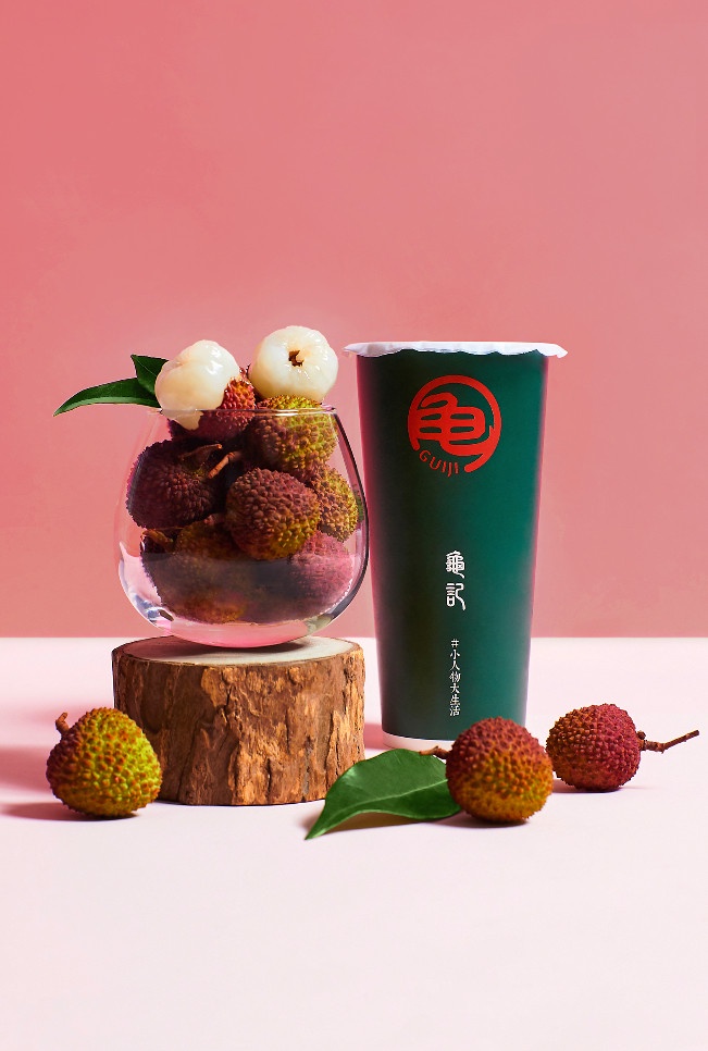 龜記必喝+1!龜記新品「玉荷包茶王」報到,完熟玉荷包荔枝+龜記茶王打造限定嚴選手搖