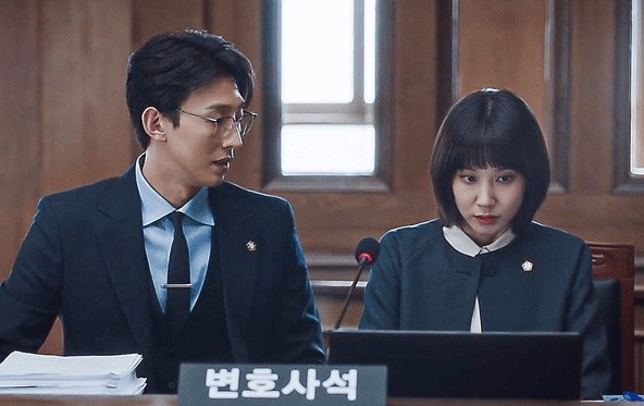 Netflix《非常律師禹英禑》鄭明錫「超暖細節」解析!把英禑當夥伴,「董格拉米案」處處都藏暖心細節!
