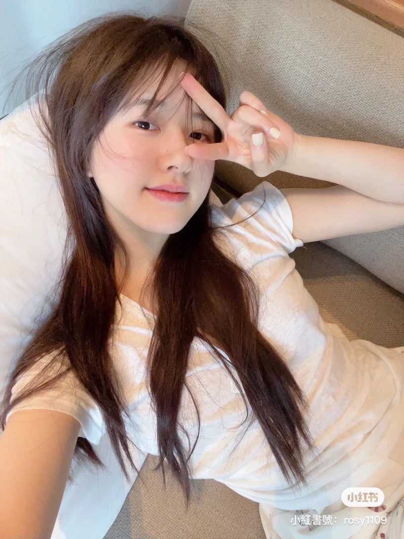 2022女星美甲圖鑑!趙露思最愛裸色、熱巴單鑽美甲超仙,Jessica這款耐看又超百搭