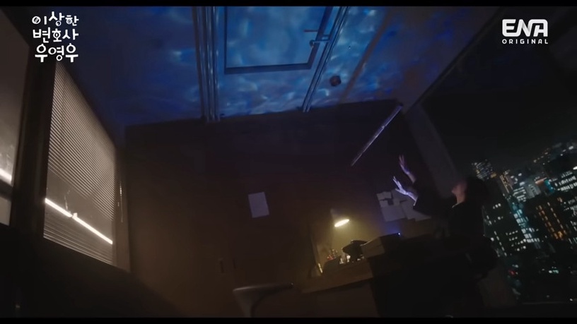 《非常律師禹英禑》隱藏「劇情細節」!濬浩送英禑的禮物是投影儀?這細節證明英禑也在意濬浩!