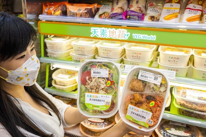 ▼(左)7-11泰式植物雞絲沙拉/99元,(右)7-11塔香杏鮑菇紅麴飯/99元