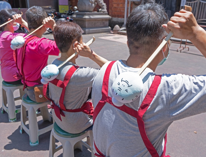 全家「鬼門圖文阿嬤」集點加價購:阿嬤不求人搥背棒400點+399元,或2000點+349元