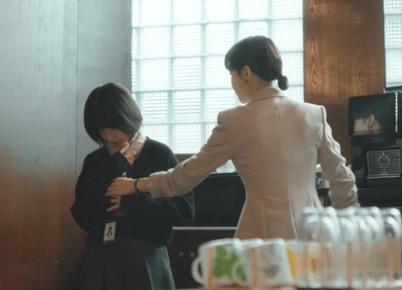 Netflix《非常律師禹英禑》秀妍6個「超暖細節」!為英禑鳴不平、遇危險,她「這反應」真能看出人品!