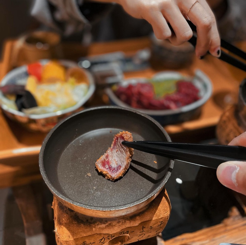 老饕最愛!特搜全台6間「炸牛排名店」,粉嫩色澤 x 鮮嫩多汁,還能放石板炙烤DIY!