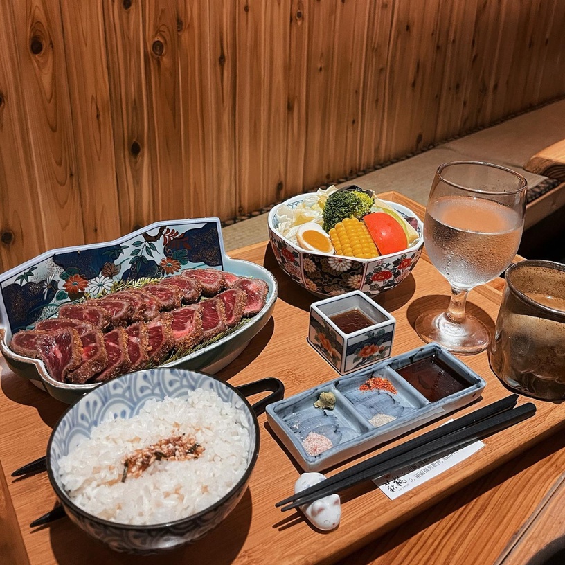 老饕最愛!特搜全台6間「炸牛排名店」,粉嫩色澤 x 鮮嫩多汁,還能放石板炙烤DIY!