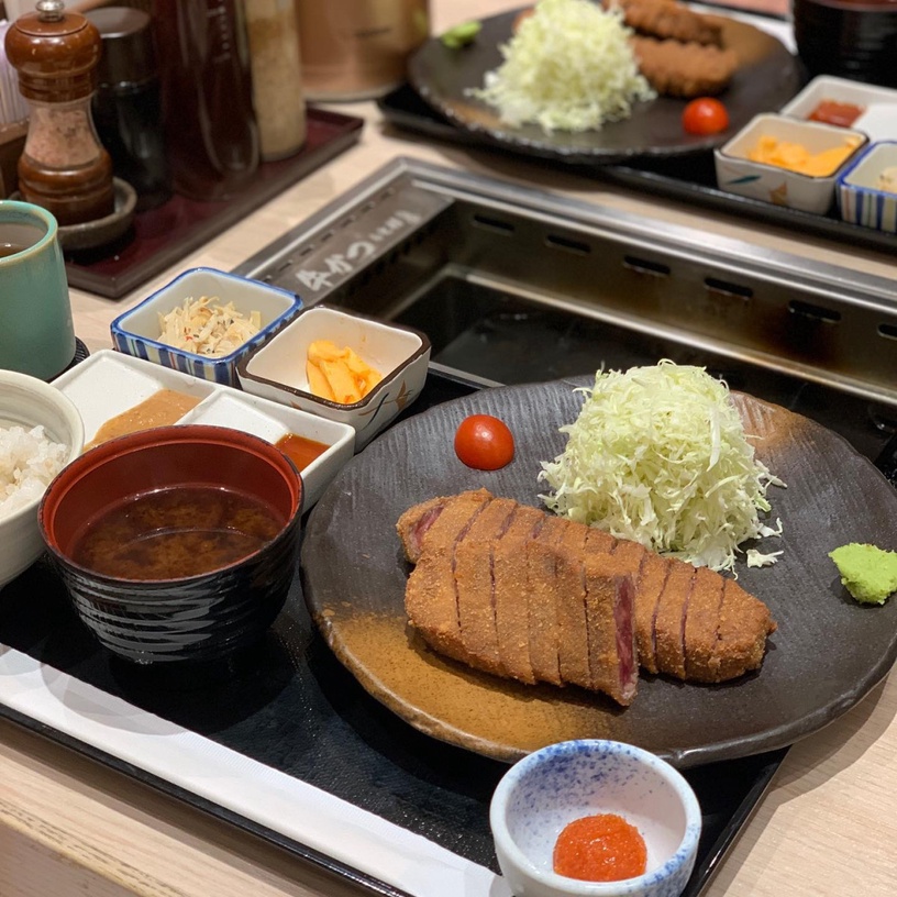 老饕最愛!特搜全台6間「炸牛排名店」,粉嫩色澤 x 鮮嫩多汁,還能放石板炙烤DIY!