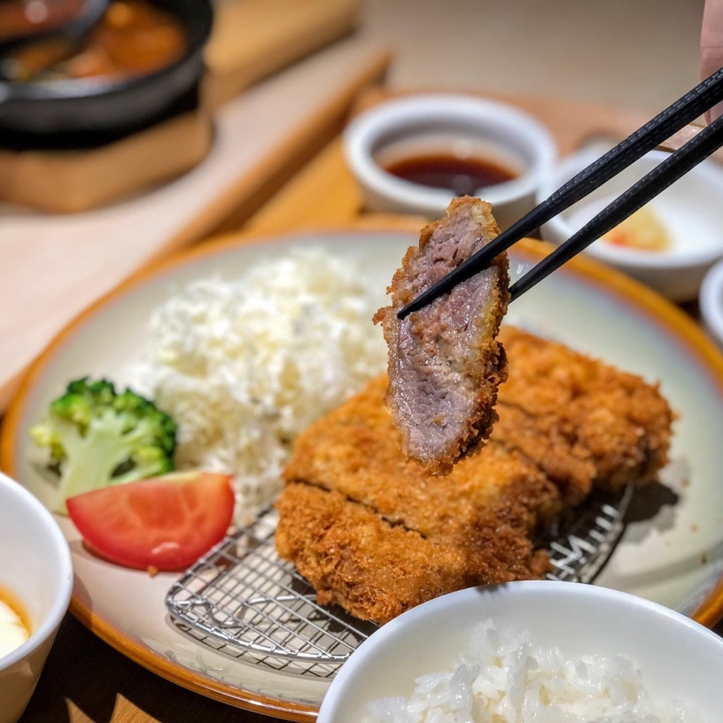 老饕最愛!特搜全台6間「炸牛排名店」,粉嫩色澤 x 鮮嫩多汁,還能放石板炙烤DIY!