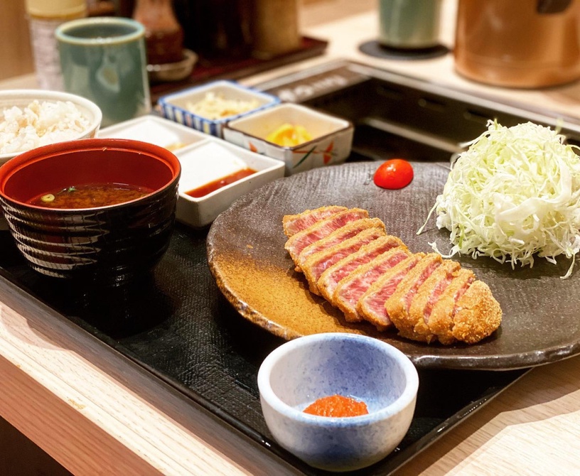 老饕最愛!特搜全台6間「炸牛排名店」,粉嫩色澤 x 鮮嫩多汁,還能放石板炙烤DIY!