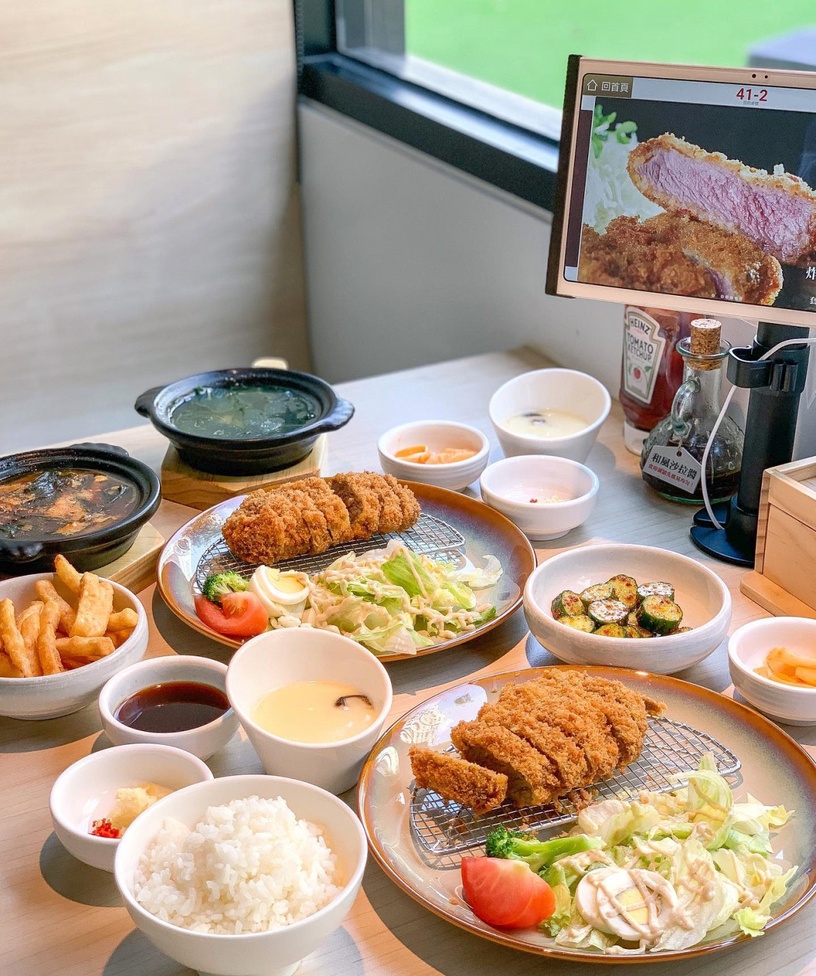 老饕最愛!特搜全台6間「炸牛排名店」,粉嫩色澤 x 鮮嫩多汁,還能放石板炙烤DIY!