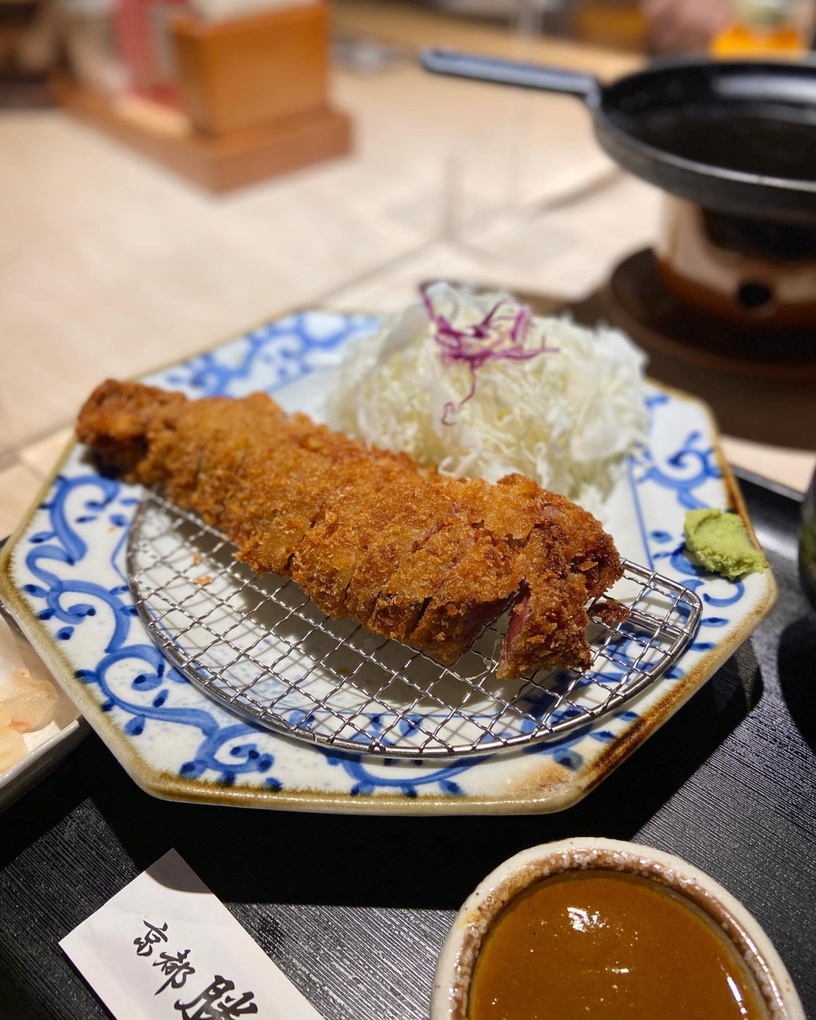 老饕最愛!特搜全台6間「炸牛排名店」,粉嫩色澤 x 鮮嫩多汁,還能放石板炙烤DIY!