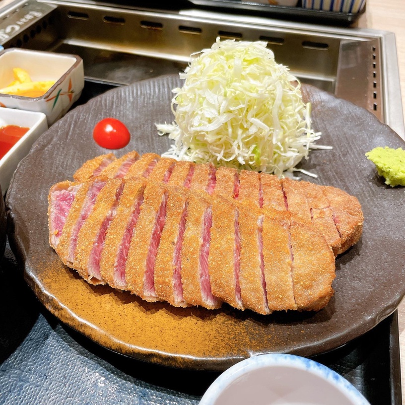 老饕最愛!特搜全台6間「炸牛排名店」,粉嫩色澤 x 鮮嫩多汁,還能放石板炙烤DIY!