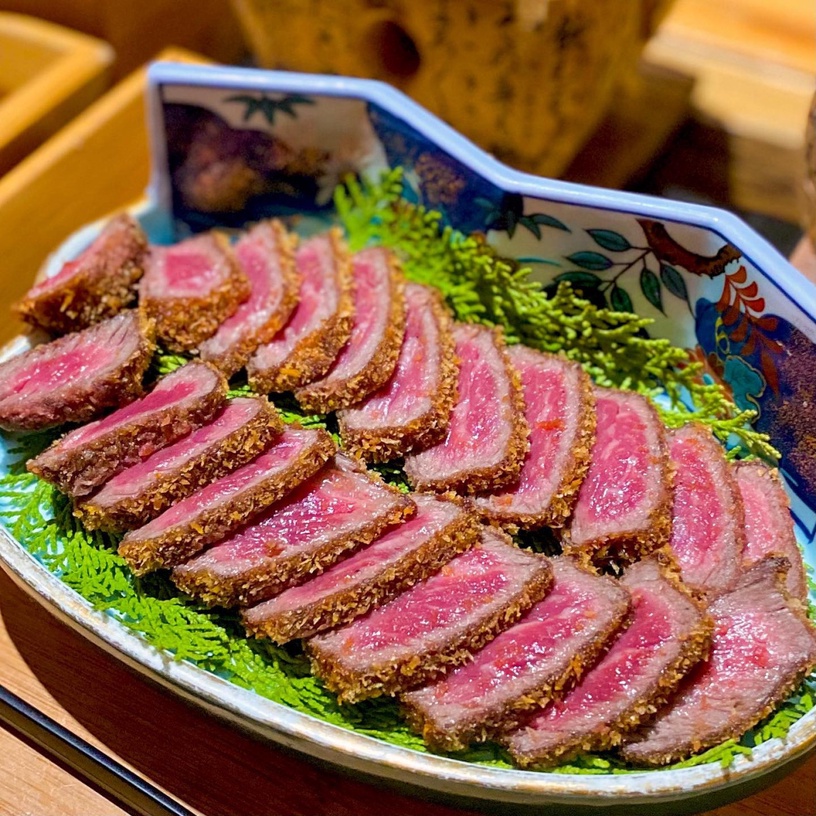 老饕最愛!特搜全台6間「炸牛排名店」,粉嫩色澤 x 鮮嫩多汁,還能放石板炙烤DIY!