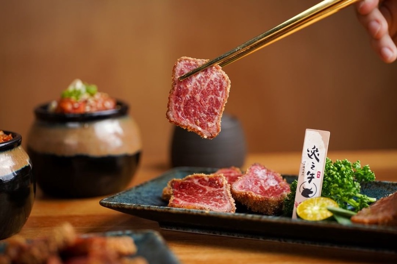 老饕最愛!特搜全台6間「炸牛排名店」,粉嫩色澤 x 鮮嫩多汁,還能放石板炙烤DIY!