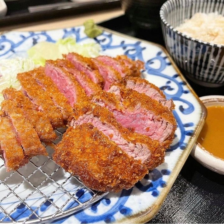 老饕最愛!特搜全台6間「炸牛排名店」,粉嫩色澤 x 鮮嫩多汁,還能放石板炙烤DIY!