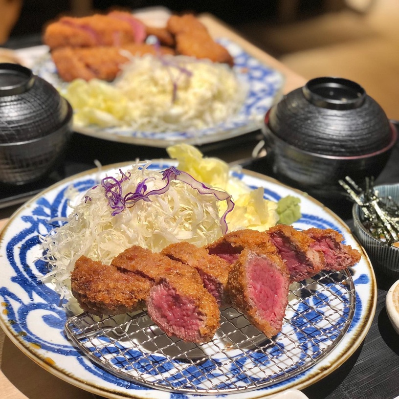 老饕最愛!特搜全台6間「炸牛排名店」,粉嫩色澤 x 鮮嫩多汁,還能放石板炙烤DIY!