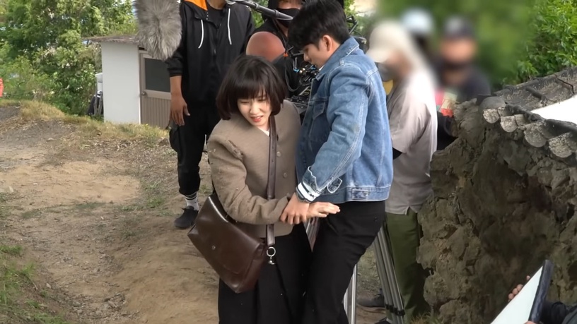 《非常律師禹英禑》「高甜花絮」片段!朴恩斌穿婚紗太美,姜泰伍完全被迷住了?導演都無奈了!