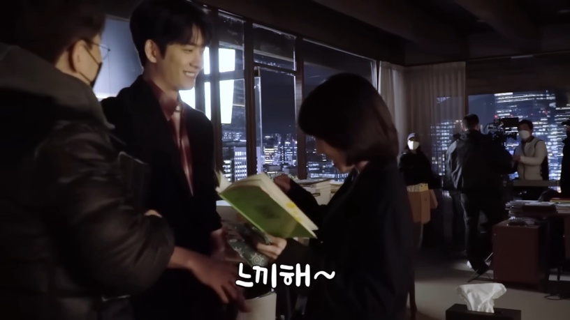 《非常律師禹英禑》「高甜花絮」片段!朴恩斌穿婚紗太美,姜泰伍完全被迷住了?導演都無奈了!