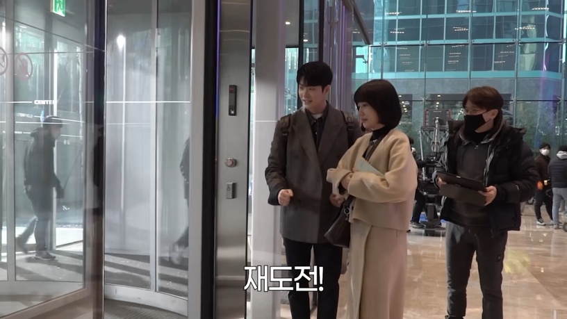 《非常律師禹英禑》「高甜花絮」片段!朴恩斌穿婚紗太美,姜泰伍完全被迷住了?導演都無奈了!