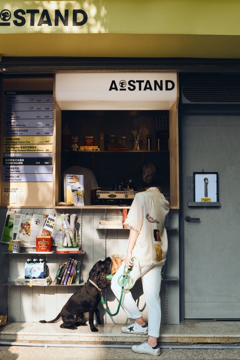 最美咖啡外帶店!A STAND進駐民生社區,來一杯咖啡、奶茶、台南蜷尾家冰淇淋這裡都有