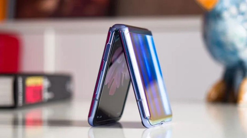 韓劇女主御用機三星Galaxy Z Flip4疑似官方預覽圖首曝光!摺痕消失、新色靜謐藍太心動