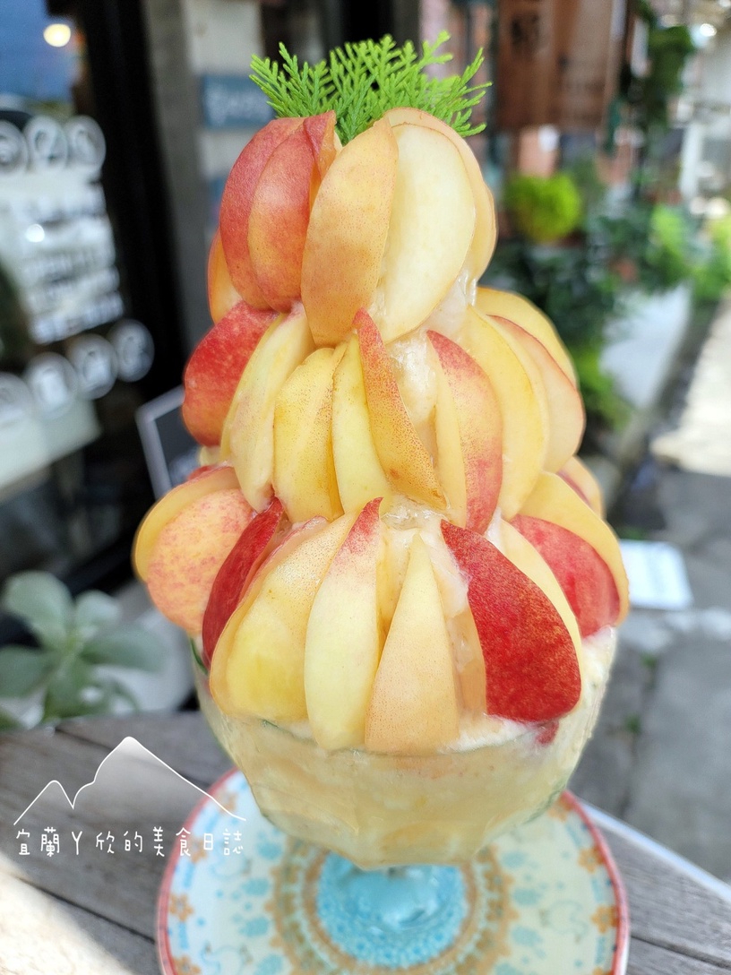宜蘭美食推薦!礁溪必去定邦咖啡限時開賣「水蜜桃冰沙」,12顆水蜜桃加水蜜桃切片超狂