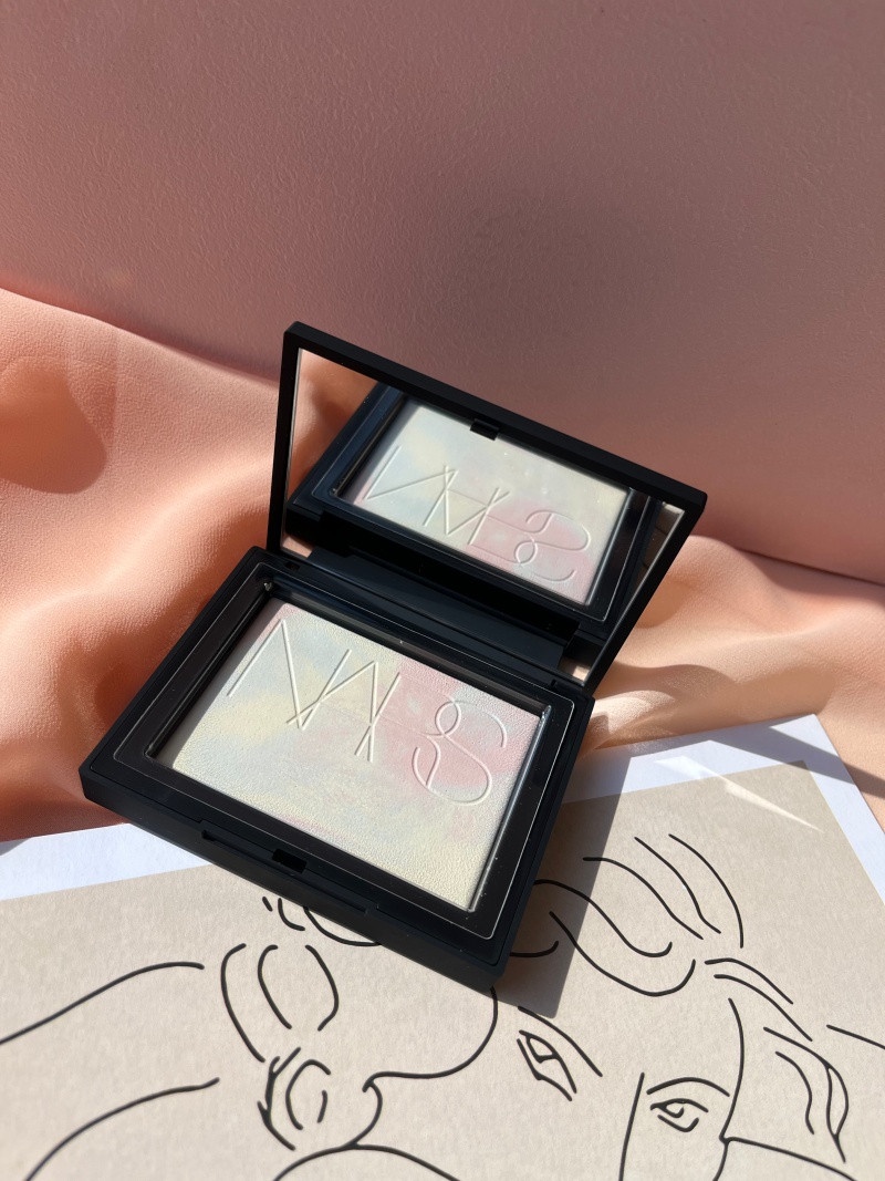 美人圈編輯實測!2022蜜粉評比推薦:NARS 裸光幻彩蜜粉餅