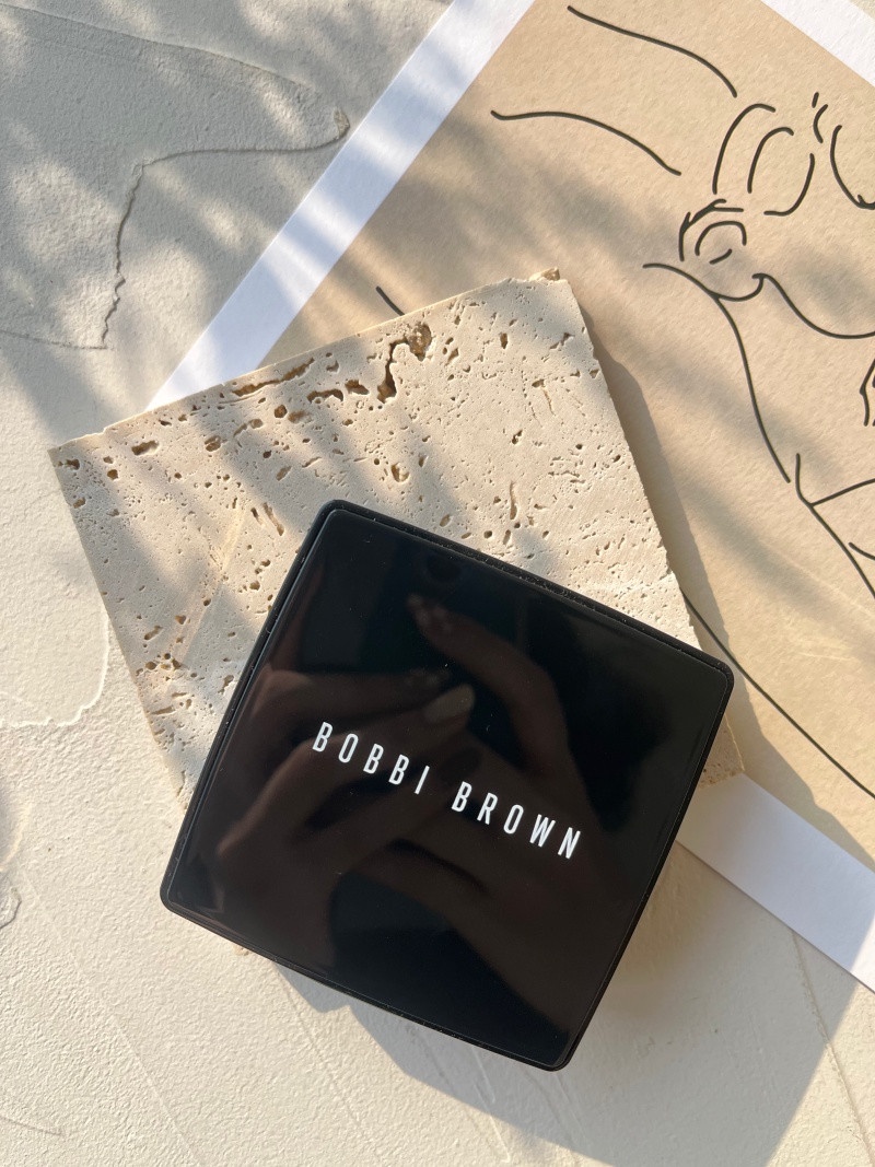 美人圈編輯實測!2022蜜粉評比推薦:BOBBI BROWN 羽柔蜜粉餅-升級版