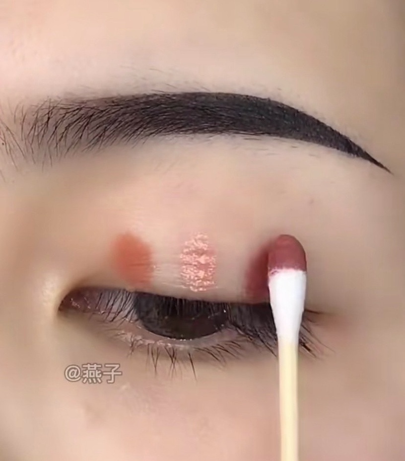 韓網爆紅「傻瓜式眼影畫法」一根棉花棒+三條線搞定眼妝,零技巧也能輕鬆上手