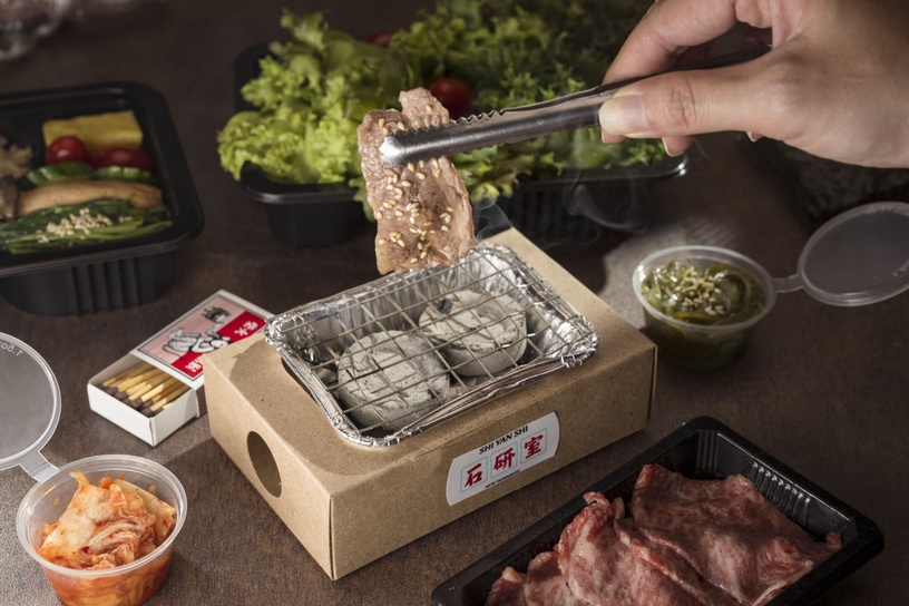 台灣吃得到!一個人也能吃燒肉的「迷你烤爐燒肉便當」台灣開賣,打開便當就能烤和牛!