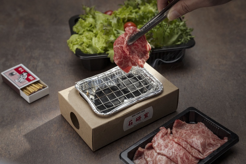 台灣吃得到!一個人也能吃燒肉的「迷你烤爐燒肉便當」台灣開賣,打開便當就能烤和牛!