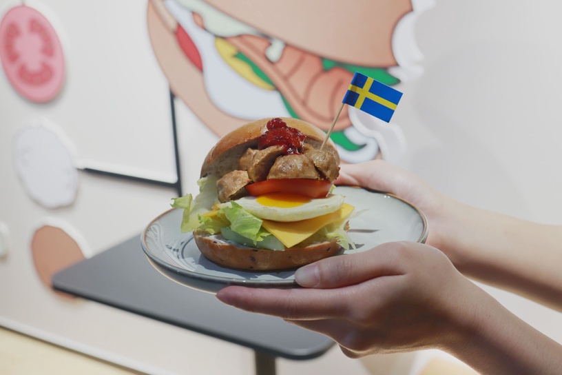 好丘貝果x新店店IKEA Café推出期間限定「層層疊疊肉丸貝果堡」,售價129元