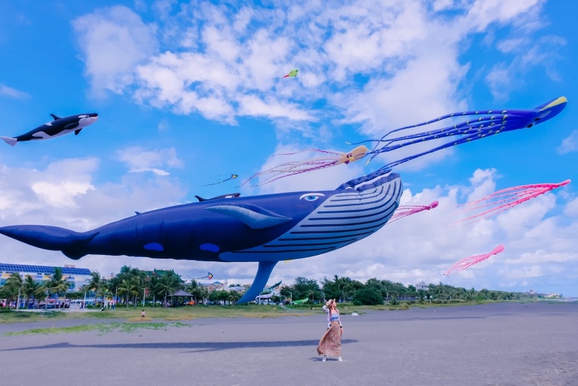 2022「旗津風箏節」來了!30隻鯨魚、35米大章魚來賣萌,整片天空都是你的海底世界