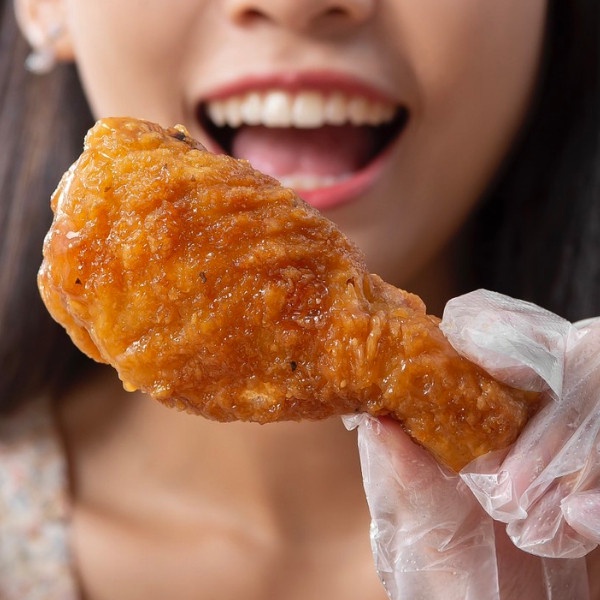 麥當勞「炸雞速食優惠」:麥當勞新品「蜂蜜洋釀韓風炸雞腿」、「蕎麥焙茶冰炫風」開賣