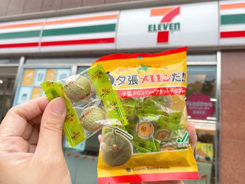 7-11日本零食「北海道夕張哈密瓜 半月型可可球」，售價149元