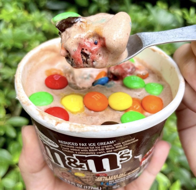 巧克力控開吃!全家開賣M&M’s巧克力冰淇淋,巧克力香+奶香,還吃得到巧克力碎!