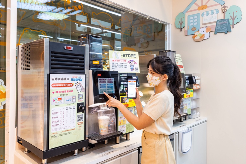 7-11「X-STORE 6」特色3:自助結帳、咖啡機智Fun機