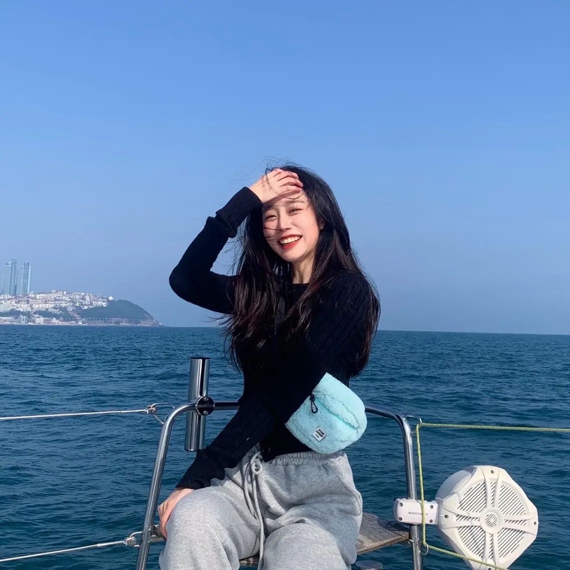 IU 演唱會坦言耳朵生病!細數曾「帶病表演」的韓星:定延表情痛苦,智秀舞台上跪倒