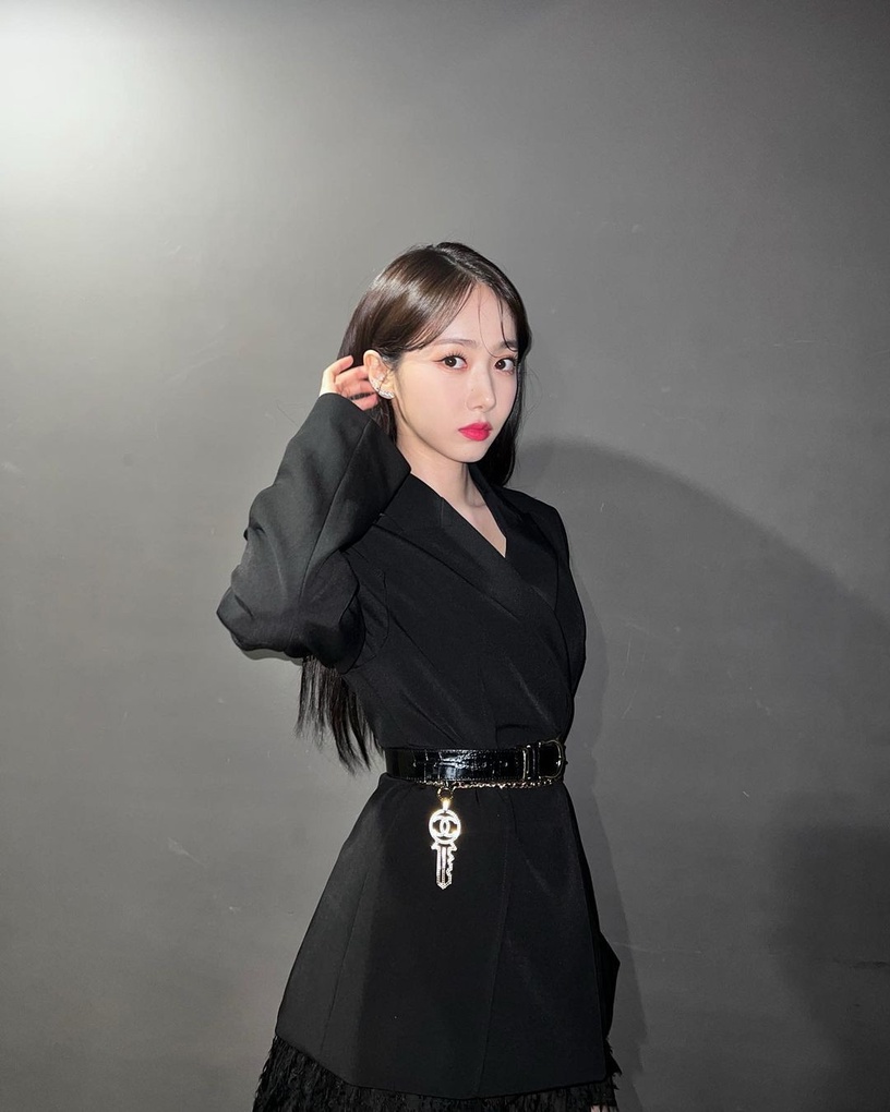 IU 演唱會坦言耳朵生病!細數曾「帶病表演」的韓星:定延表情痛苦,智秀舞台上跪倒