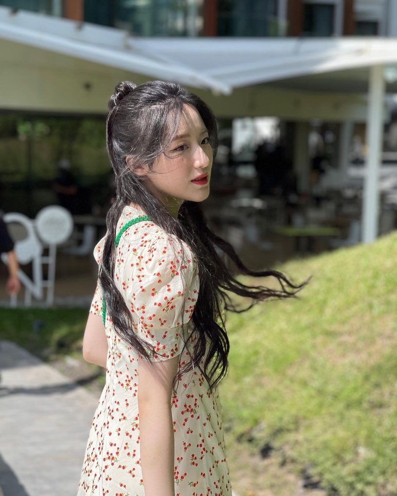 IU 演唱會坦言耳朵生病!細數曾「帶病表演」的韓星:定延表情痛苦,智秀舞台上跪倒