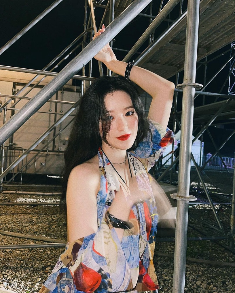 IU 演唱會坦言耳朵生病!細數曾「帶病表演」的韓星:定延表情痛苦,智秀舞台上跪倒