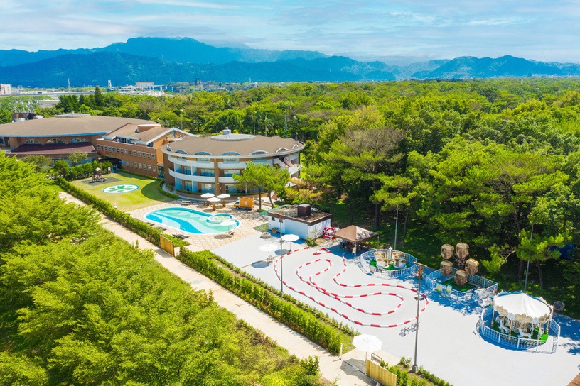 全新豪華露營「朋趣」亮點3:結合高爾夫球場,還有戶外童樂園,大人小孩都愛!
