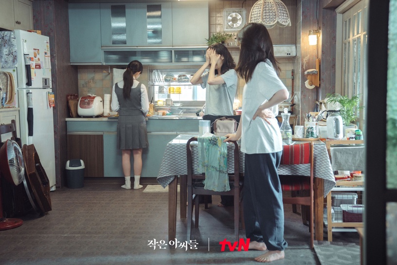 《小女子》劇中場景秘密!「花英家」以蘭花表現慾望黑暗面,「朴家」每層樓概念都不同