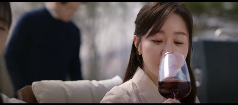 《小女子》構圖解析!朴載相在自己槍下毀滅、半臉營造神秘感,「這幕」早暗示她不簡單