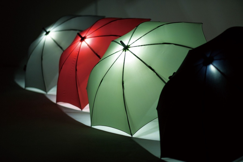 雨夜晚歸不害怕!日本「LED燈雨傘」爆紅,結合雨傘+LED照明功能超便利!