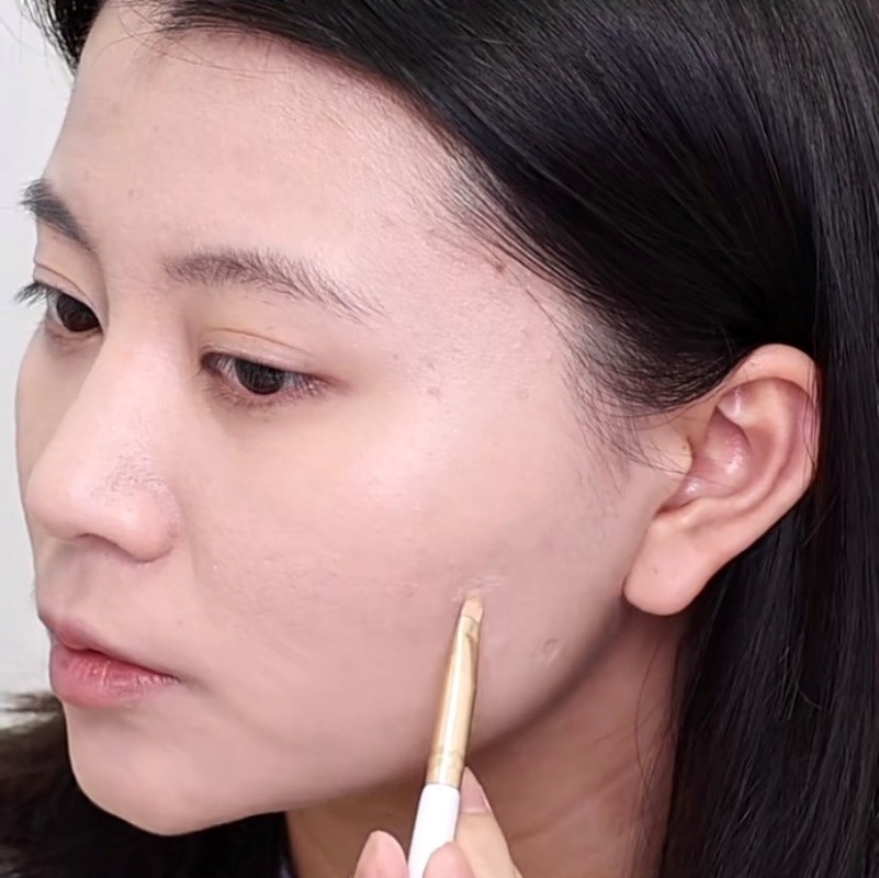 瑕疵肌底妝畫法教學!先遮瑕再粉底是關鍵,這樣上粉底填補毛孔巨有感