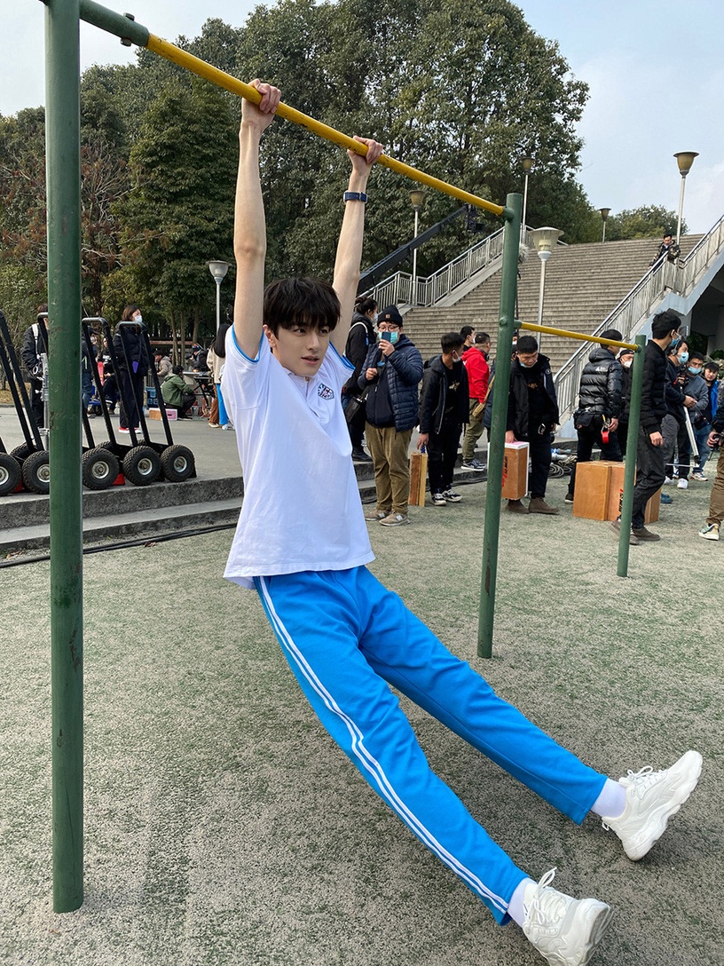 陸劇男星「長腿趣事」!胡一天同框不了沈月,吳磊紳士腿好鬧,他高到無法隨熱巴跳崖?