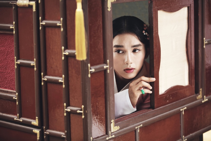 張根碩神模仿《黑暗榮耀》空姐!9位韓劇男星「穿女裝」,李準基難超越 車銀優意外違和