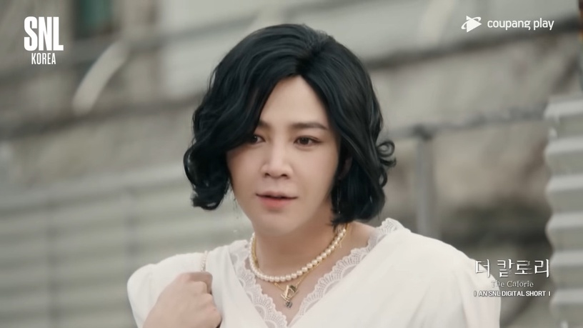 張根碩神模仿《黑暗榮耀》空姐!9位韓劇男星「穿女裝」,李準基難超越 車銀優意外違和