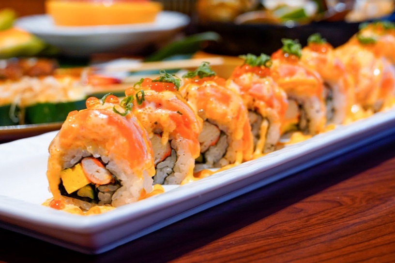 狗一下居酒食堂「11月壽星生日優惠」:滿額送鮭魚毛毛蟲壽司