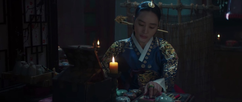 《王后傘下》鏡頭解析!「染血的鳥」象徵世子病重,「這圖」隱喻啓晟大君真面目,太絕